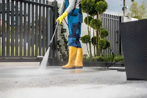 man+pressure+cleaning+a+concrete+path 640w